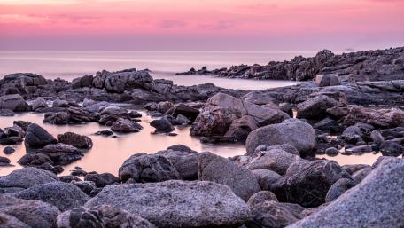 Serene Seascape at Dusk wallpaper