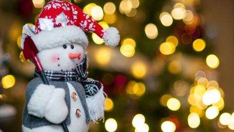 Festive Snowman Delight for Christmas Cheer wallpaper