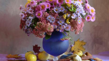 Vibrant Autumn Blossom Arrangement wallpaper