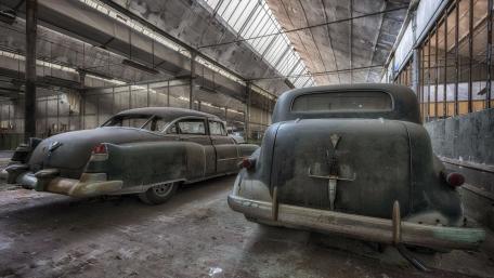 Timeless Beauty of Vintage Cars in Abandoned Garage wallpaper