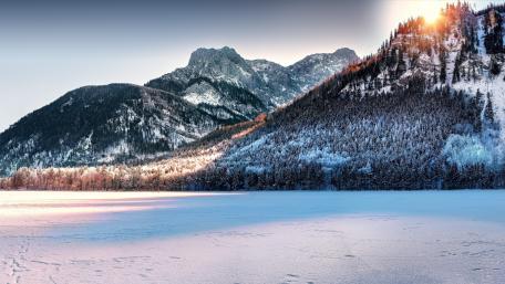 Serene Winter Wonderland Scene wallpaper