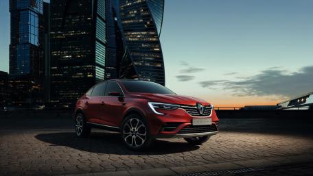 Sleek Renault Arkana Under City Lights wallpaper