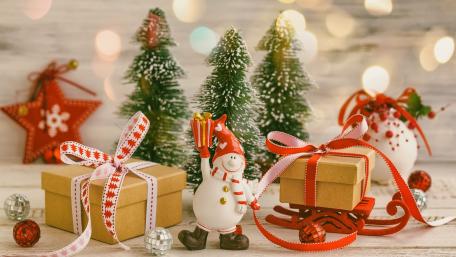 Festive Christmas Snowman Scene wallpaper