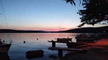 Tranquil Sunset over Serene Waters wallpaper