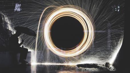 Dynamic Light Circle in Motion wallpaper