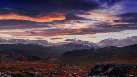 Breathtaking Mountain Landscape at Dusk wallpaper