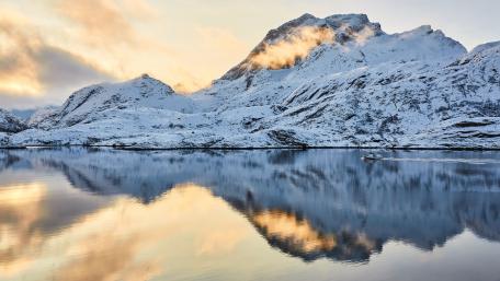 Reflection in the fjord wallpaper
