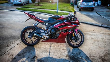 Yamaha R6 in Driveway wallpaper