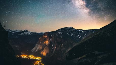 Stunning Starry Night Over Majestic Mountains wallpaper