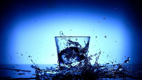 Splash in a glass of water wallpaper