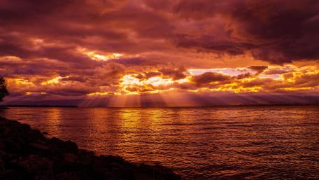 Majestic Sunset Over Tranquil Waters wallpaper
