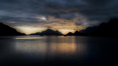 Twilight Serenity Over a Tranquil Lake wallpaper