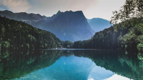Tranquil Mountain Lake at Dusk wallpaper