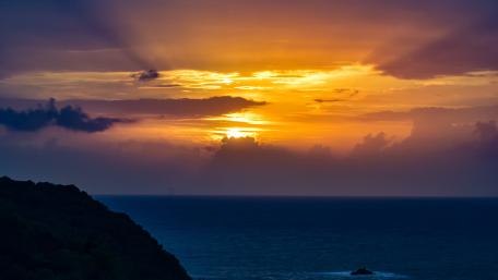 Serene Sunset Over Calm Ocean Waves wallpaper