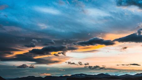Serene Cloudy Sky at Dusk wallpaper