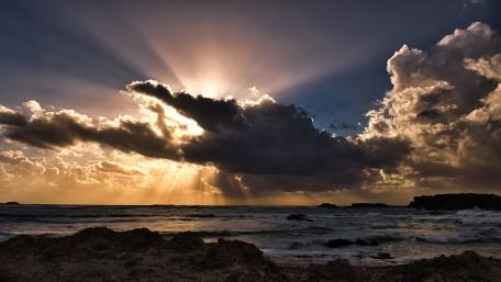 Radiant Sunbeams Breaking Through Clouds wallpaper