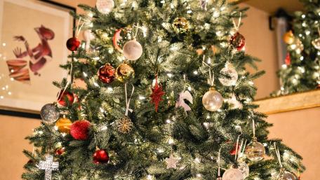 Festive Christmas Tree Decoration Inspiration wallpaper