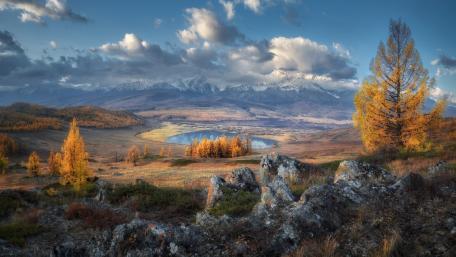 Serene Autumn Lake View Amidst Majestic Mountains wallpaper