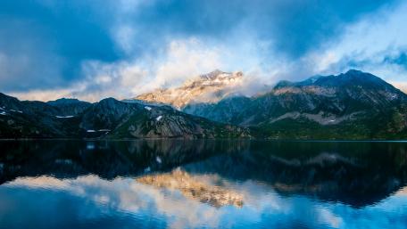 Majestic Mountain Reflection in Serene Lake Scene wallpaper
