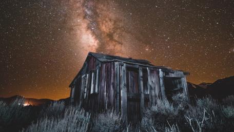 Starry Night Over a Rustic Cottage wallpaper