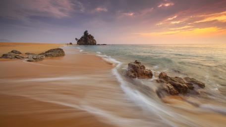 Serene Sunset on a Sandy Beach wallpaper