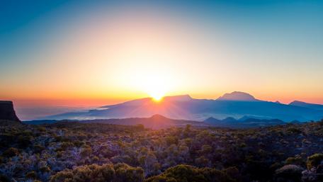 Breathtaking Sunrise Over Majestic Mountains wallpaper