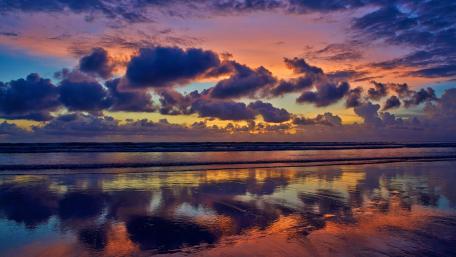 Serene Sunset Over Tranquil Waters wallpaper
