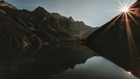 Serene Mountain Reflection at Dawn wallpaper