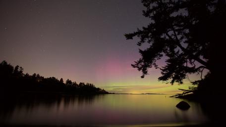 Aurora Reflections on a Serene Lake wallpaper