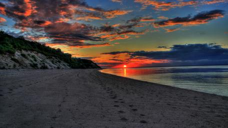 Serene Sunset Over Tranquil Shoreline wallpaper