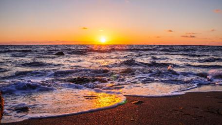 Golden Sunset Over Tranquil Waves wallpaper