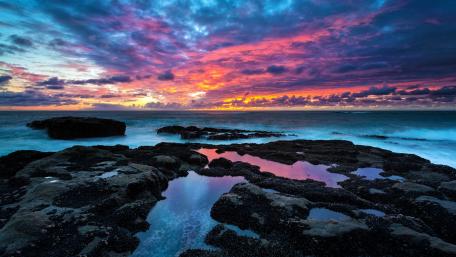 Sunset Serenity over Majestic Seascape wallpaper