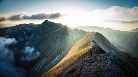 Majestic Mountain Ridge at Sunrise wallpaper
