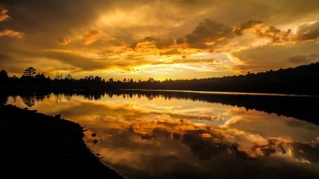 Golden Sunset Over Tranquil Lake Waters wallpaper