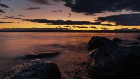 Serene Sunset Over Tranquil Sea Rocks wallpaper