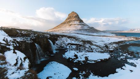 Kirkjufell in winter wallpaper