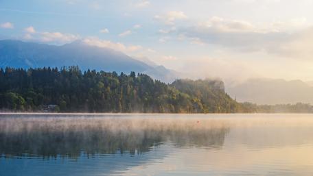 Serene Mountain Reflections in Tranquil Waters wallpaper