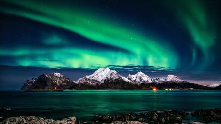 Majestic Northern Lights over Serene Mountains wallpaper