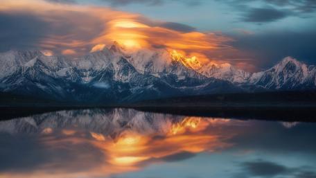 Majestic Mountain Reflections at Dusk wallpaper