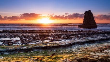 Serene Sunset Over Ocean Waves wallpaper