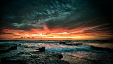 Twilight Serenity Over the Sea wallpaper
