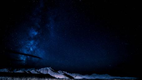 Majestic Night Sky Over Mountains wallpaper