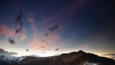 Tranquil Twilight Over Majestic Mountains wallpaper