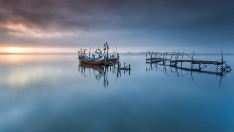 Serene Waters at Dawn wallpaper