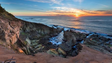Sunset Serenity Over the Ocean Cliffside wallpaper