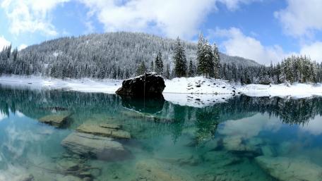 Serene Winter Reflections in Nature's Embrace wallpaper