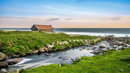 Serene Coastal Haven Amidst Nature's Beauty wallpaper