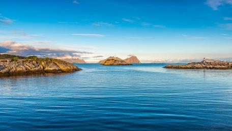 Serene Island Escape Amidst Tranquil Waters wallpaper