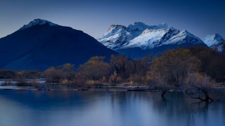 Twilight Reflections in a Serene Mountain Lake wallpaper