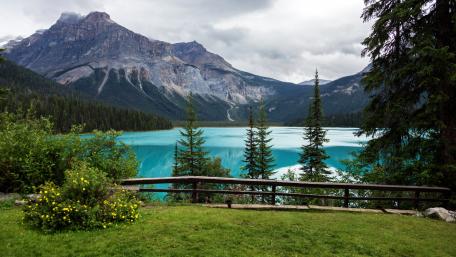 Serene Mountain Lake Reflection in Nature wallpaper
